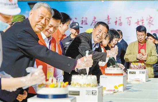 4月16日,沙坪坝区美丽阳光家园公租房,志愿者们为本月过生日的10位公租房居民制作生日蛋糕集体庆祝生日。记者 万难 摄