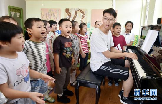 陈叙良带着孩子们上音乐课(9月4日摄)。新华社发(庄文斌 摄)