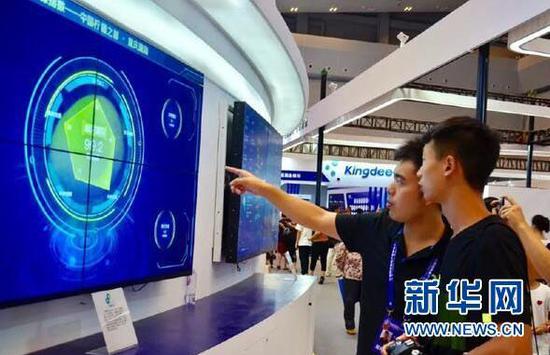 “智博会”期间,潼南展台工作人员介绍“柠檬指数”相关情况。资料图片。新华网 陶玉莲 摄