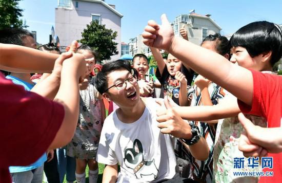 陈叙良俨然是幼儿园里的“孩子王”,很受孩子们喜欢(9月4日摄)。新华社发(庄文斌 摄)
