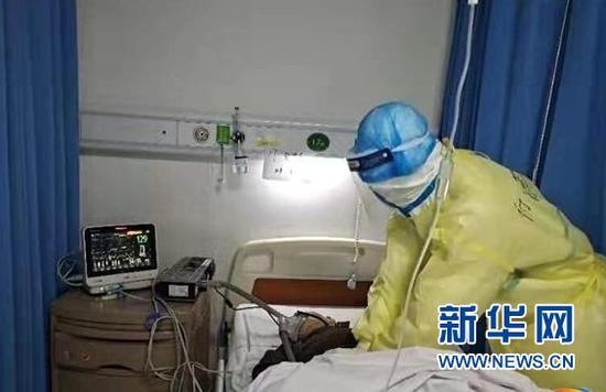 工作中的付蕾。新华网发(受访人供图)