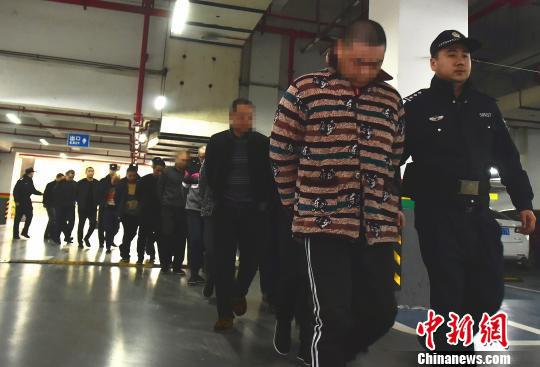 图为民警抓获犯罪嫌疑人。 警方供图