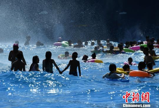 图为众多市民选择水中纳凉。 陈超 摄