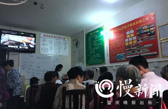 正在免费使用场能治疗仪“换血”的老人