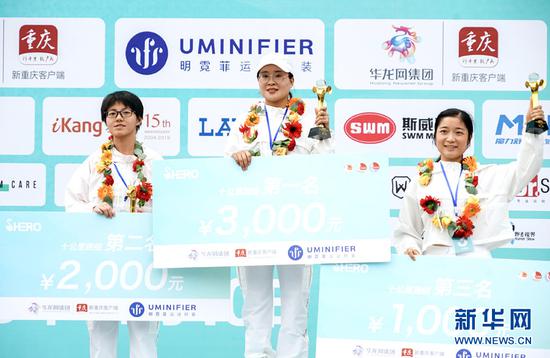 10公里组别颁奖仪式。新华网 张免摄