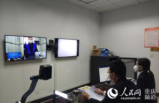 办案检察官对犯罪嫌疑人进行远程讯问。綦江区检察院供图