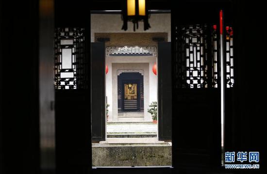 △会龙庄内现存一大一小两座碉楼、16座院落和18口天井,共有220余间屋舍错落有致镶嵌其中。图为会龙庄院落一景。