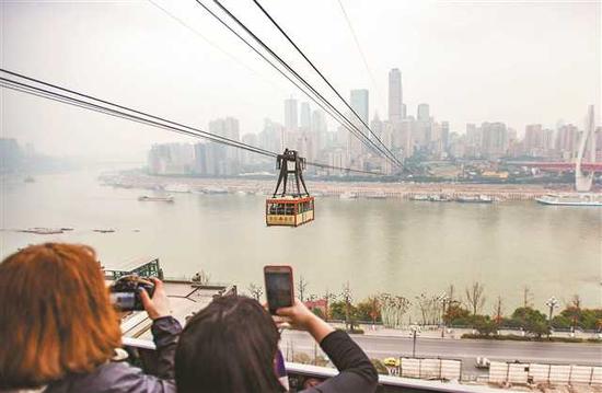 长江索道建于上世纪80年代,如今成了外地游客必到拍照的“网红”景区。