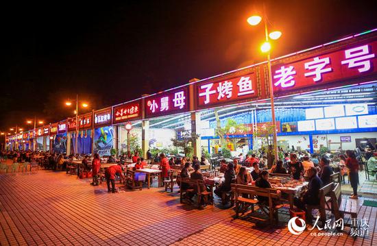 万州心连心广场的“烤鱼一条街”。何超 摄