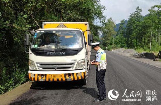 重庆将开展严管严查重点交通违法行为统一行动。重庆交巡警总队供图