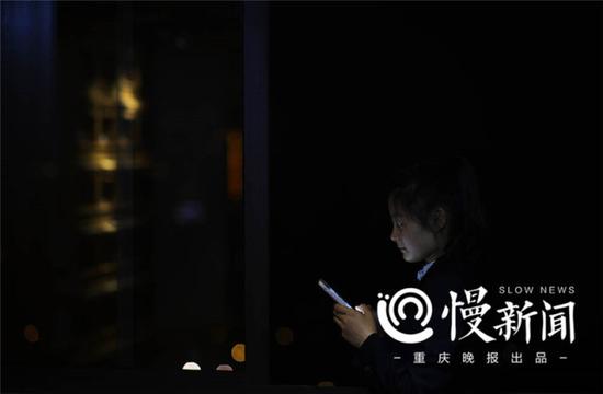 夜深人静时,郭延艳在塔陵窗台旁查看手机信息