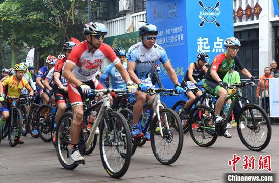 图为2019重庆国际划骑跑铁人三项公开赛开赛。 周毅 摄