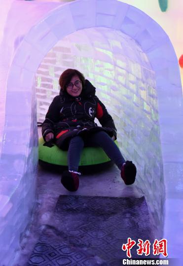 图为市民在冰雪乐园里玩耍。 周毅 摄