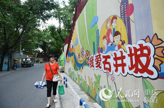 沿街的涂鸦让居民心情愉快。