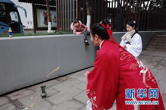 民俗游园会上的投壶活动。新华网 发(主办方供图)