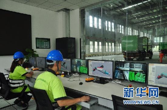 中控室工作人员在查看车间情况。 新华网发(黄嫣然 摄)
