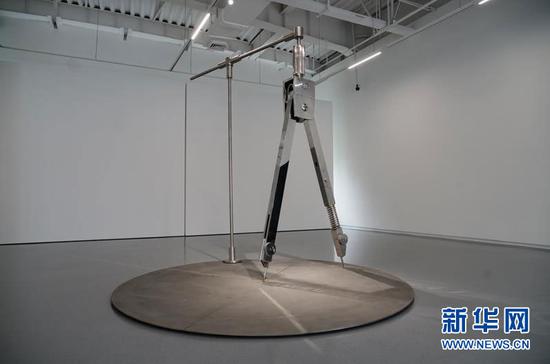 图为“临界”艺术展上展出的王鲁炎的作品《W圆规》。新华网 韩梦霖 摄