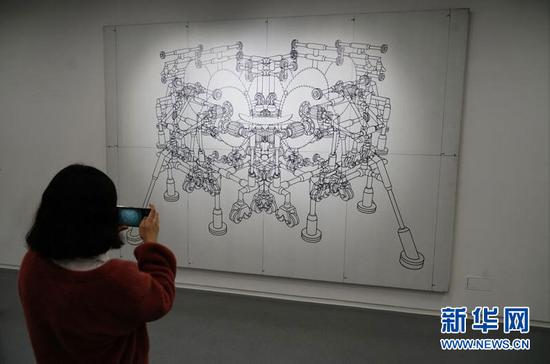 图为游客在悦来艺术馆内欣赏美术作品。新华网 韩梦霖 摄
