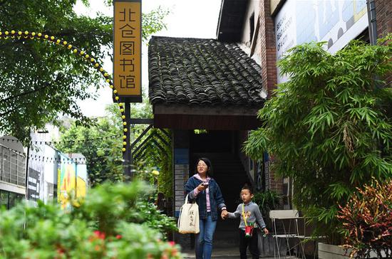 10月8日,游客在北仓文创街区游览。