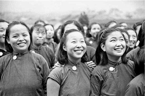 微笑的女人们。