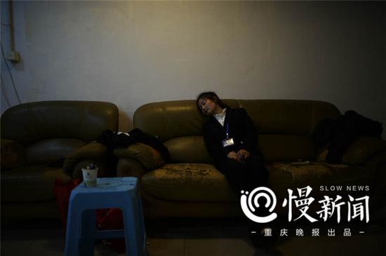 值夜班累了,郭延艳躺在工作间沙发上小憩