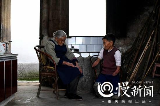 蔡冬凤和百岁母亲。
