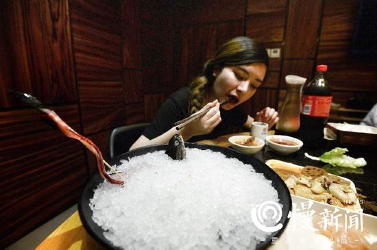 重庆妹子一个人吃火锅点16份菜 一顿下来增重12斤