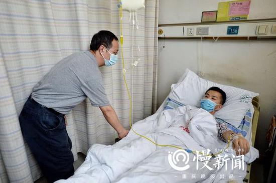 老师看望向根