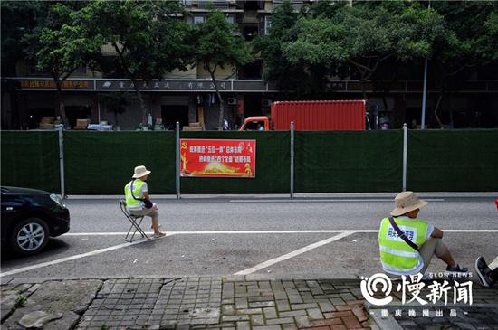 停车位旁,穿着反光背心的“停车管理员”正等客上门,一般车主不会轻易质疑他们的身份