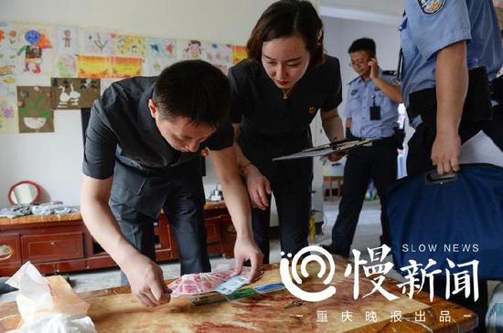 送数据线执行法官和法警对房屋进行搜查