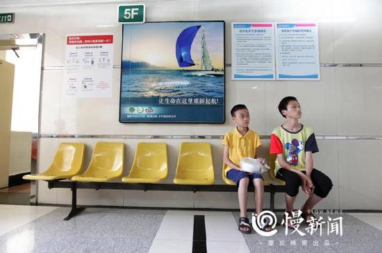 兄弟俩每天早晚端着稀饭守在加护病房外