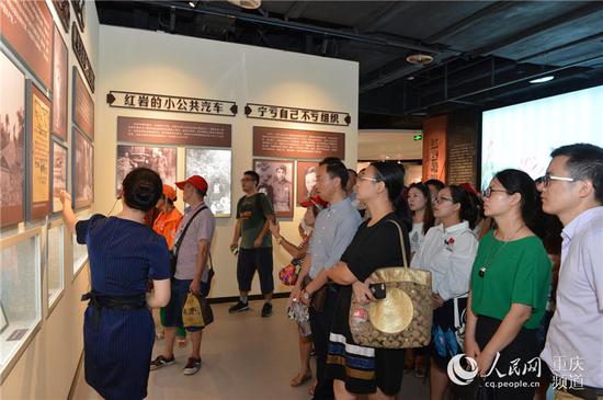 9月3日,“千秋红岩——中共中央南方局历史陈列”升级版展览开展,图为市民参观展览。