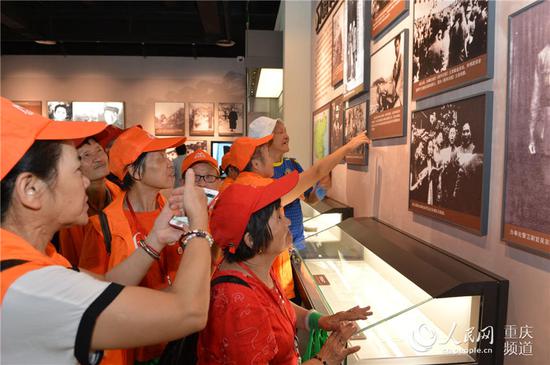 9月3日,“千秋红岩——中共中央南方局历史陈列”升级版展览开展,图为市民参观展览。
