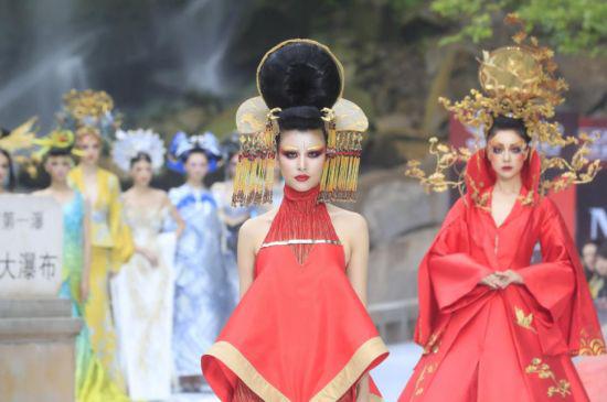 图为模特展示毛戈平的彩妆作品。 活动组委会供图