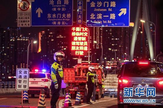 交巡警疏导路面交通。新华网发