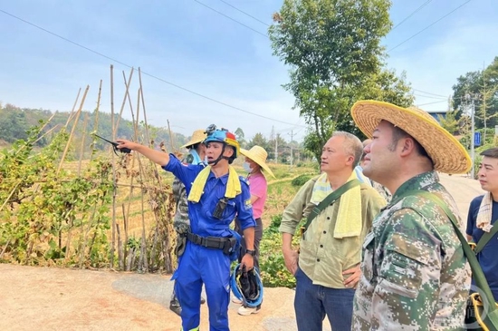 △刘艺协助勘察山火现场,并汇报相关信息