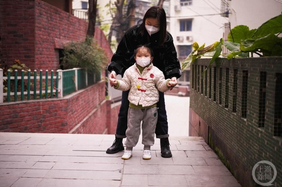 ▲妈妈走在豆豆身后。