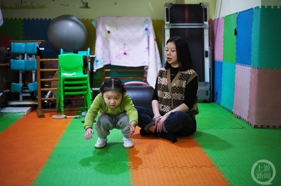 ▲训练下蹲和站起。