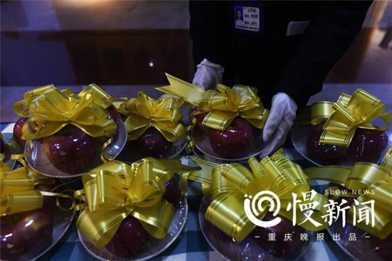 塔陵大厅里,郭延艳为前来下葬的家属准备好了供果
