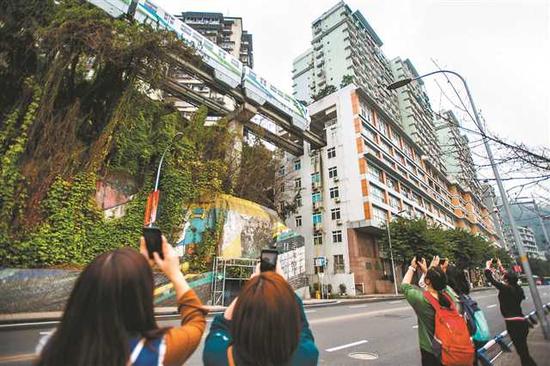 重庆轻轨2号线李子坝站,轻轨穿楼而过,现在成了热门旅游景点。