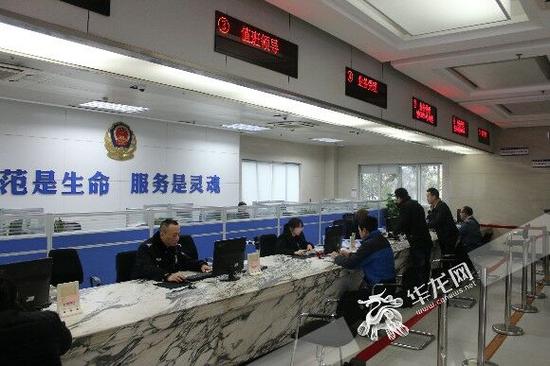 开通预约功能后,车管所内秩序井然。警方供图