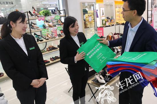 通过开展进商圈等活动,宣传国家安全知识,发放宣传品。合川区政法委供图 华龙网发