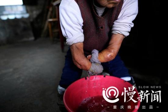 蔡冬凤为母亲拧干洗脸毛巾。