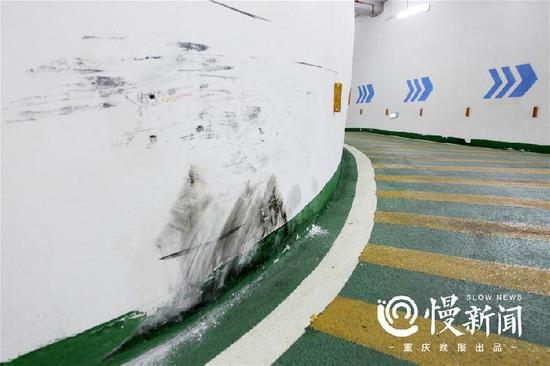 △墙上擦痕表明,还是有不少司机中招撞了墙