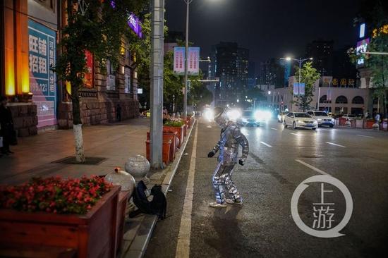 ef17b0cc613de3d0000fb8a9c8f8a048.jpg 来往的车灯是李秋汛演出的“追光灯”
