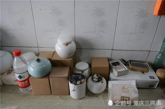 左侧是宠物骨灰罐。摄影 邹乐