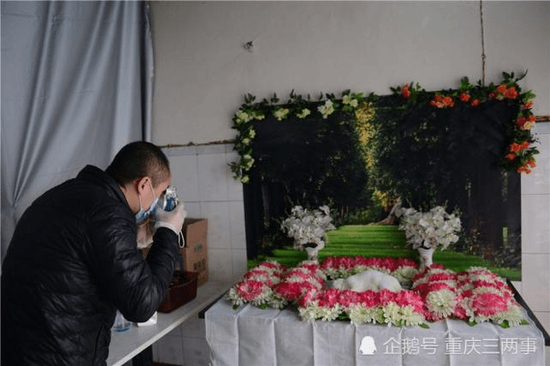 杨宇帮宠物主人留下最后的纪念。摄影 邹乐