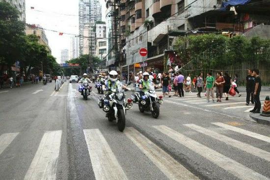 渝中交巡警加强巡逻,整治朝天门地区交通秩序。警方供图