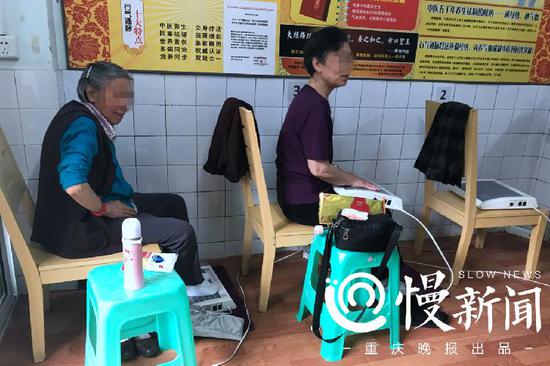 老人们正在免费使用行气通脉治疗仪