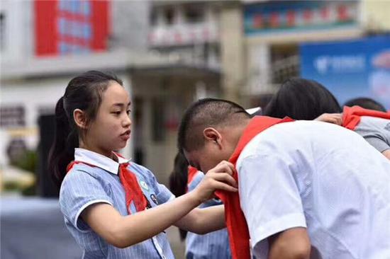 孩子们向与会嘉宾献红领巾 中国电信重庆公司供图